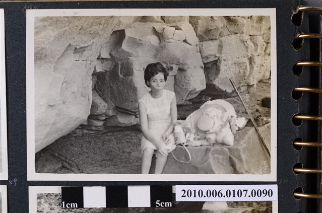 1971.8.15全家於基隆和平島社寮海邊遊玩3 (共2張)