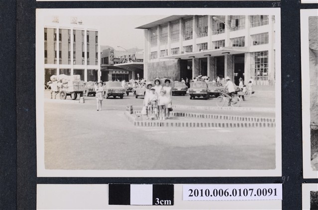 1971.8.15全家於基隆和平島社寮海邊遊玩4 (共2張)