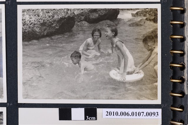 1971.8.15全家於基隆和平島社寮海邊遊玩6 (共2張)