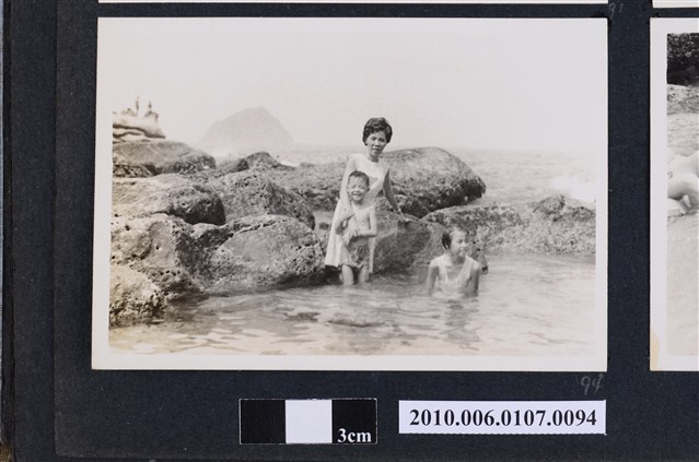1971.8.15全家於基隆和平島社寮海邊遊玩7 (共2張)