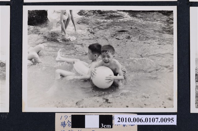 1971.8.15全家於基隆和平島社寮海邊遊玩8 (共2張)