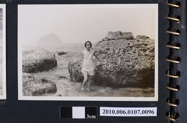 1971.8.15全家於基隆和平島社寮海邊遊玩9 (共2張)