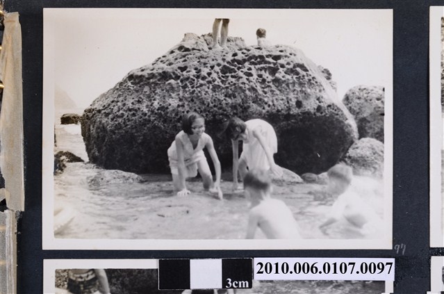 1971.8.15全家於基隆和平島社寮海邊遊玩10 (共2張)