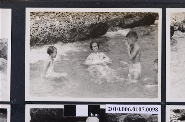 1971.8.15全家於基隆和平島社寮海邊遊玩11 (共2張)