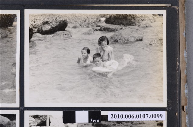 1971.8.15全家於基隆和平島社寮海邊遊玩12 (共2張)