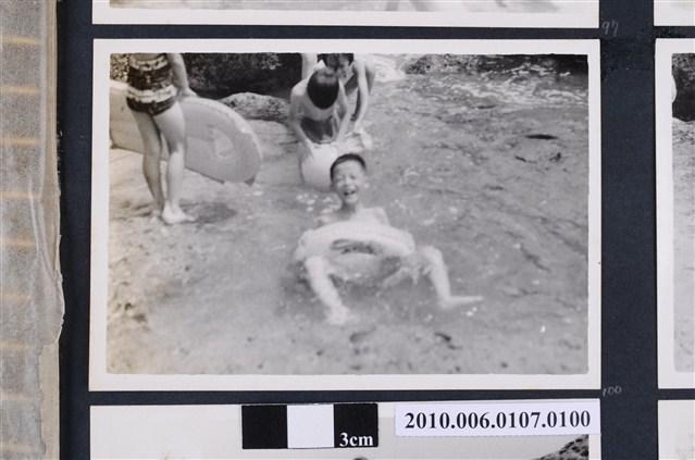 1971.8.15全家於基隆和平島社寮海邊遊玩13 (共2張)