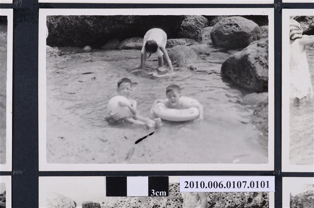 1971.8.15全家於基隆和平島社寮海邊遊玩14 (共2張)