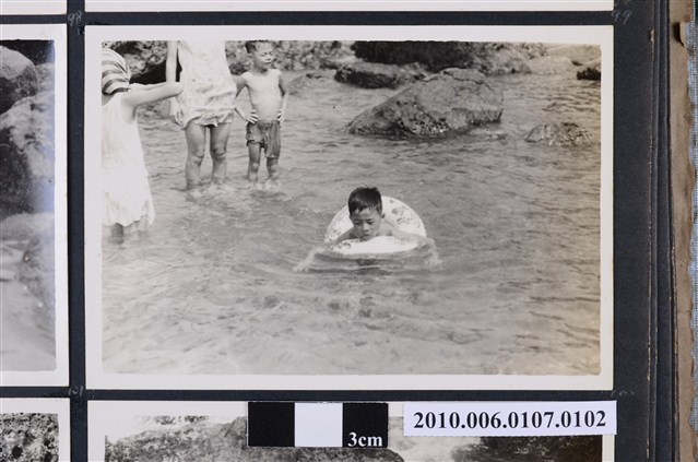 1971.8.15全家於基隆和平島社寮海邊遊玩15 (共2張)