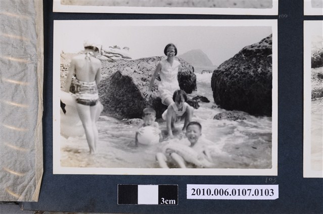 1971.8.15全家於基隆和平島社寮海邊遊玩16 (共2張)