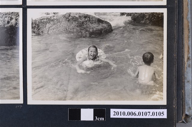 1971.8.15全家於基隆和平島社寮海邊遊玩18 (共2張)