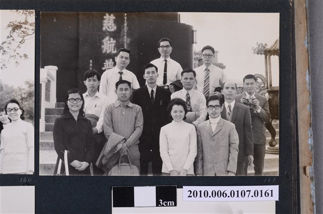 民國61年12月10日臺北師專夜間部基隆大佛禪寺郊遊紀念合照1 (共2張)