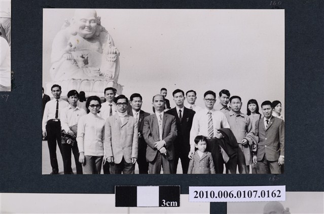 民國61年12月10日臺北師專夜間部基隆大佛禪寺郊遊紀念合照2 (共2張)