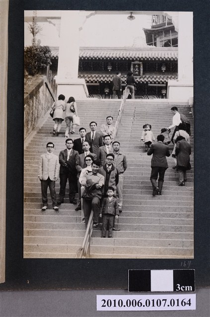民國61年12月10日臺北師專夜間部忠烈祠郊遊紀念合照2 (共2張)
