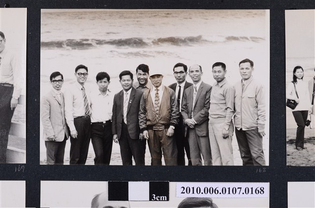 民國61年12月10日臺北師專夜間部郊遊紀念合照3 (共2張)
