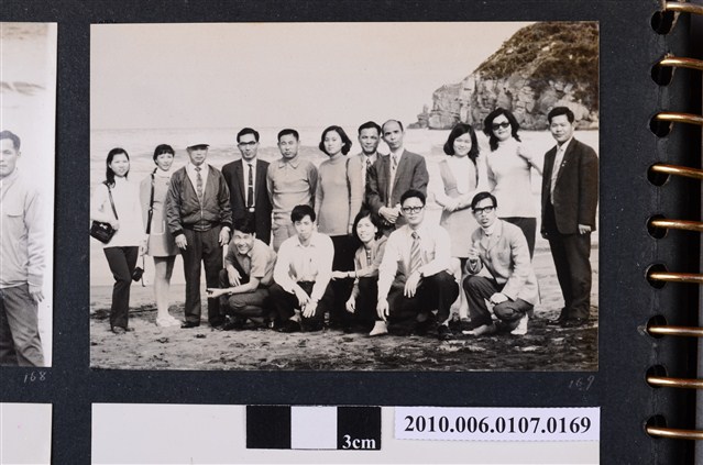 民國61年12月10日臺北師專夜間部郊遊紀念合照4 (共2張)
