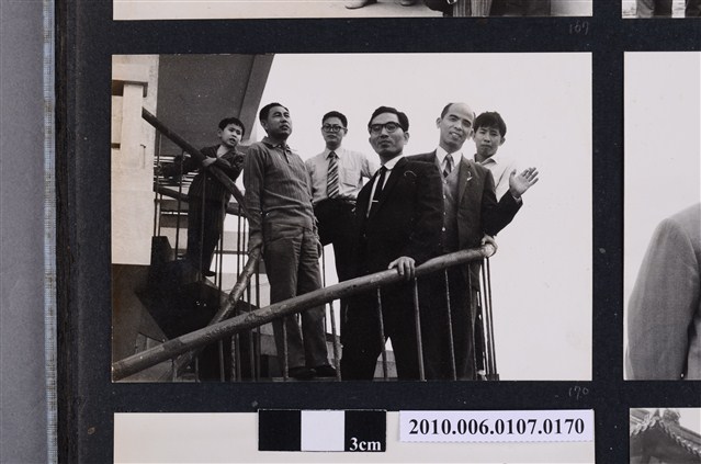 民國61年12月10日臺北師專夜間部郊遊紀念合照5 (共2張)