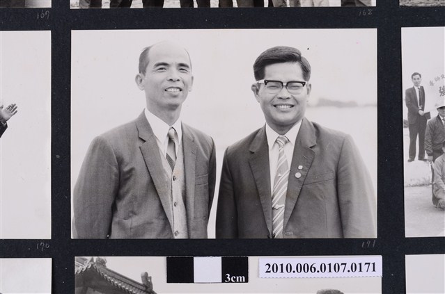 民國61年12月10日臺北師專夜間部郊遊紀念合照6 (共2張)