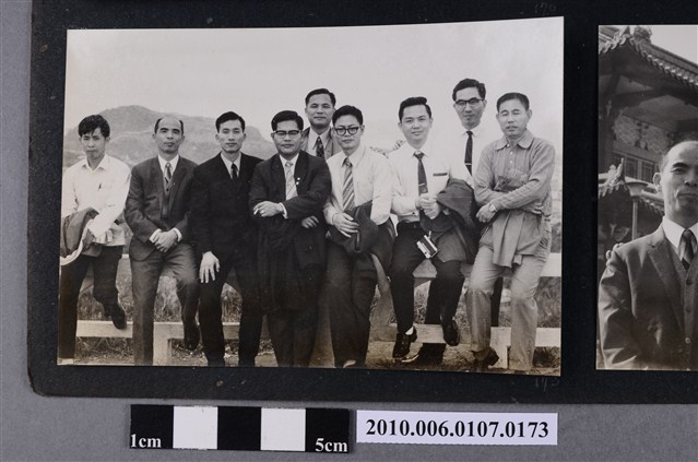 民國61年12月10日臺北師專夜間部郊遊紀念合照8 (共2張)