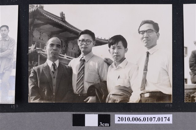 民國61年12月10日臺北師專夜間部郊遊紀念合照9 (共2張)