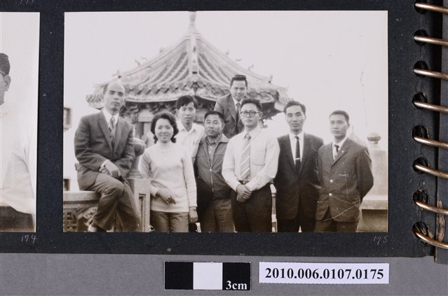 民國61年12月10日臺北師專夜間部郊遊紀念合照10 (共2張)