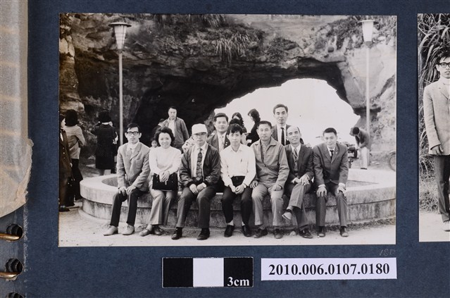 民國61年12月10日臺北師專夜間部郊遊紀念合照14 (共2張)