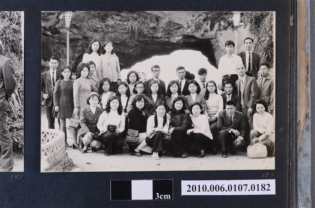 民國61年12月10日臺北師專夜間部郊遊紀念合照16 (共2張)