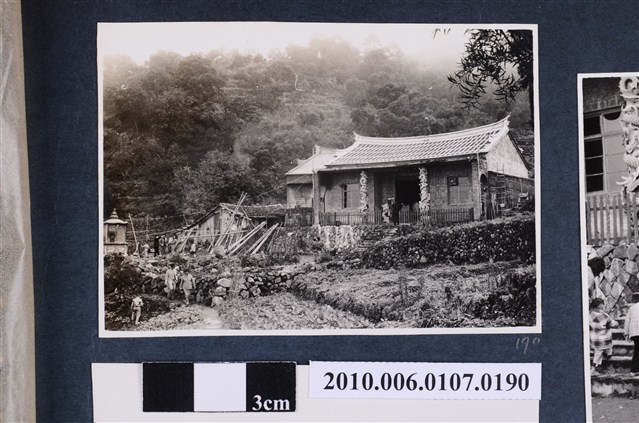 1973年元旦全家春遊於淡水天寶殿1 (共2張)