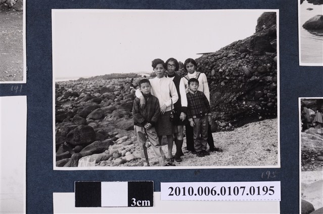 1973年元旦全家春遊於石門名勝3 (共2張)