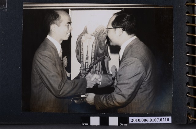 民國62年教師節曹恕受市府教育局表揚剪影2 (共2張)