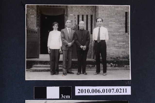 1974年農曆正月初一曹恕全家內湖探親紀念合照1 (共2張)