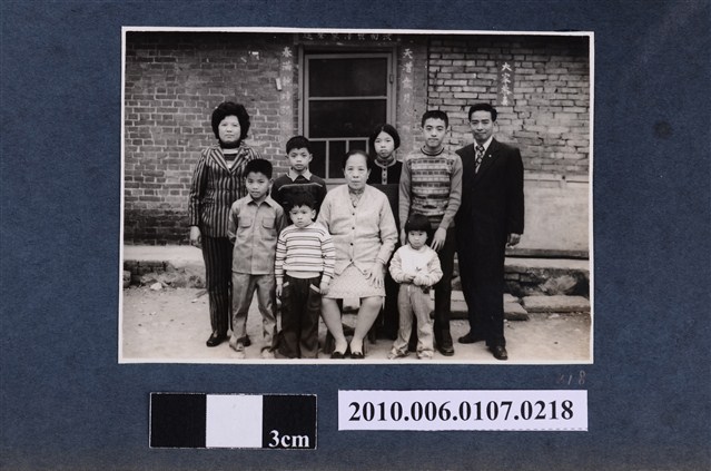 1974年農曆正月初一曹恕全家內湖探親紀念合照8 (共2張)