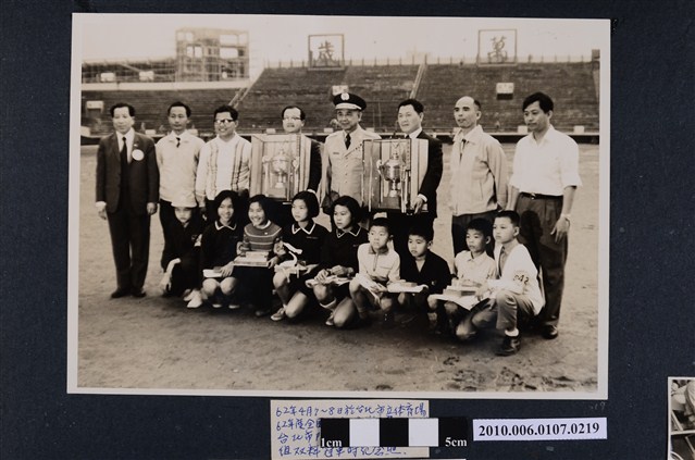62年4月7~8日臺北市立體育場全國航空模型競賽大會臺北市隊榮獲雙料冠軍紀念照1 (共3張)