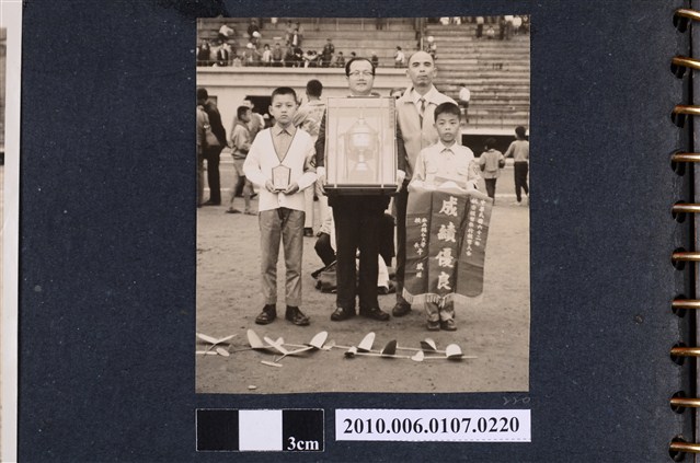 62年4月7~8日臺北市立體育場全國航空模型競賽大會臺北市隊榮獲雙料冠軍紀念照2 (共2張)