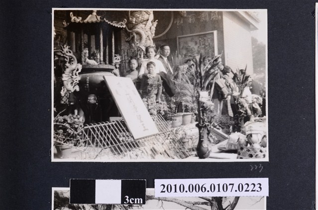 民國63年農曆正月初一全家內湖金龍寺巡禮1 (共2張)