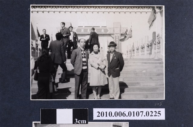 民國六十三年元旦曹恕與唯岡氏伉儷於故宮博物院合照 (共2張)