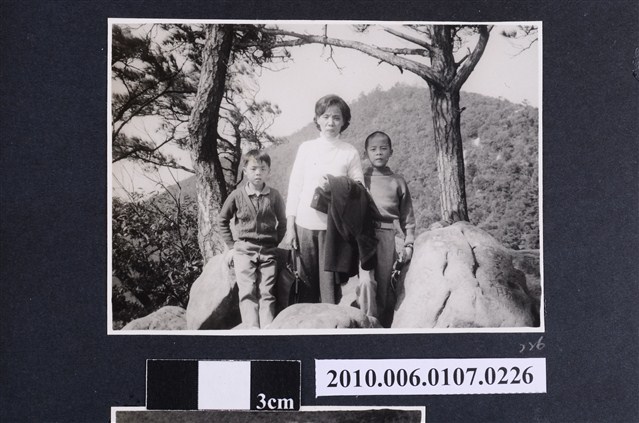 民國63年農曆正月初一全家內湖金龍寺巡禮3 (共2張)