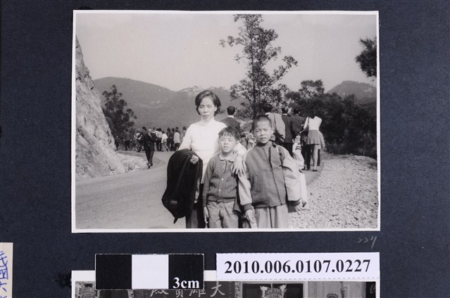 民國63年農曆正月初一全家內湖金龍寺巡禮4 (共2張)