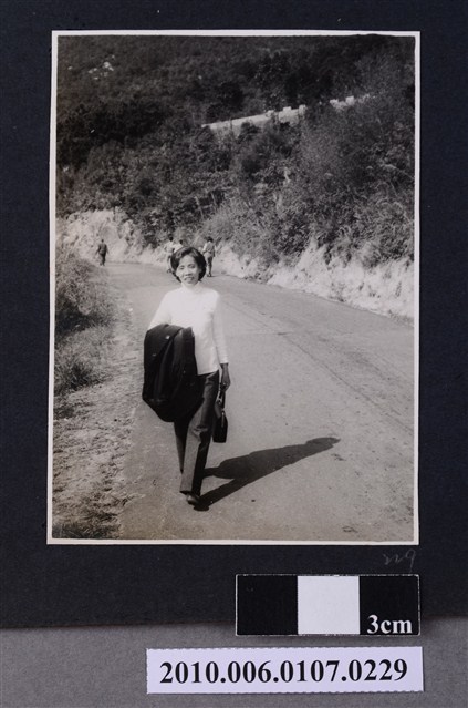 民國63年農曆正月初一全家內湖金龍寺巡禮5 (共2張)