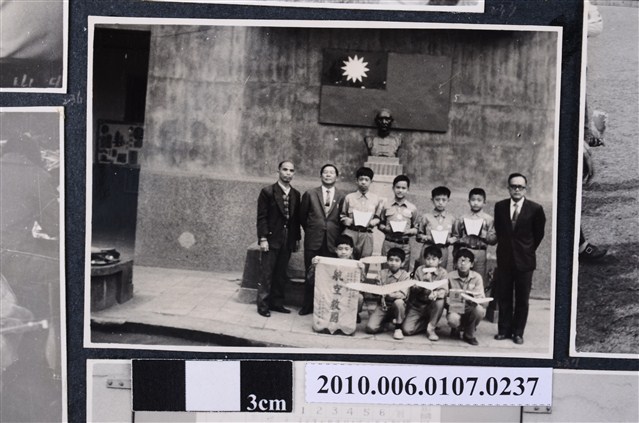 民國63年3月9日臺北市國民小學航空模型飛行競賽大會獲冠亞軍紀念合照 (共2張)