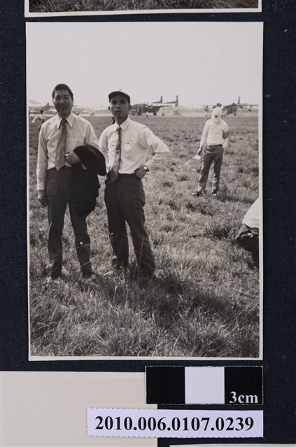 63年3月30~31日63年度全國性航空模型飛行競賽大會曹恕與友人合照 (共2張)