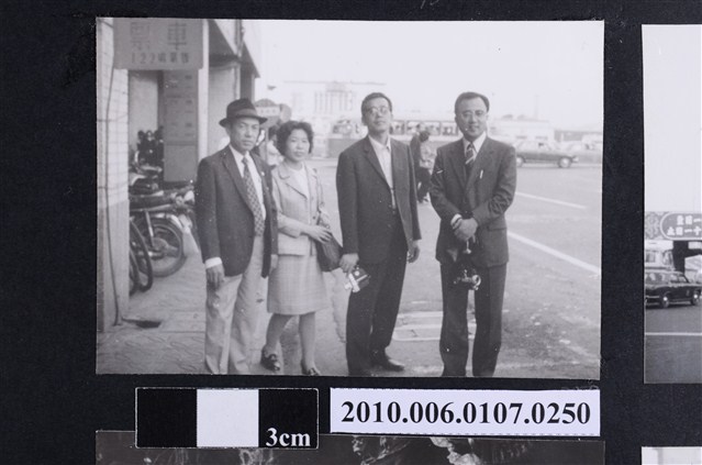 63.2.17唯岡氏兄妹於臺北車站合照 (共2張)