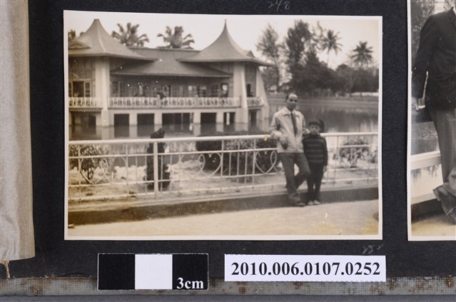 63.4.1曹恕與曹永昌於臺中公園合照 (共2張)