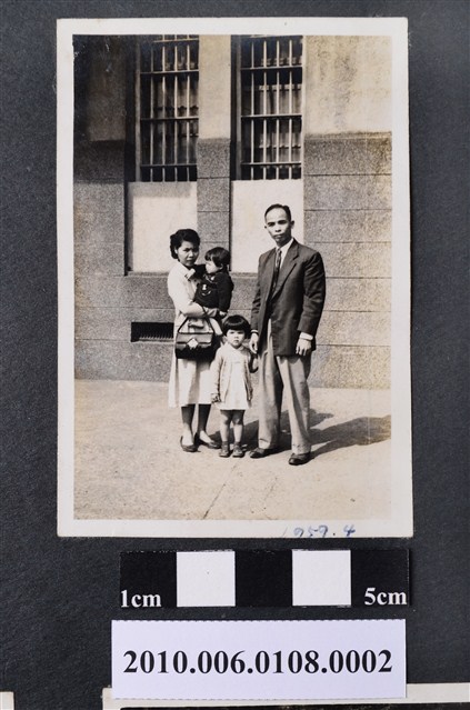 1959年4月曹恕與妻兒合照 (共2張)