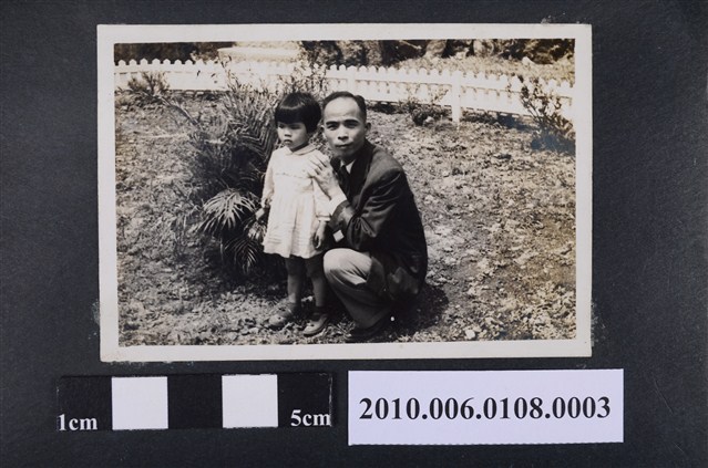 1959年4月曹恕與女兒合照 (共2張)