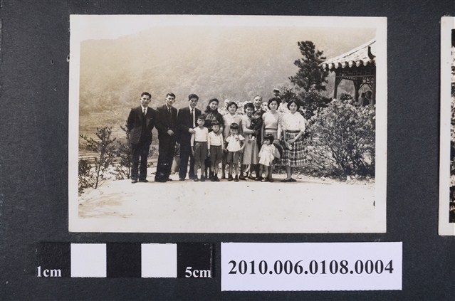 1959年4月曹恕與妻兒等人合照 (共2張)