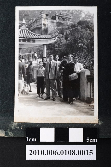 1960年2月曹靖子等七人於思恩亭前合照 (共2張)