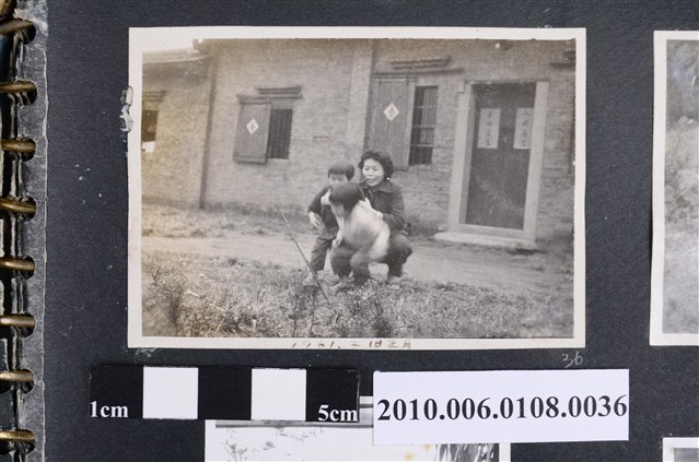 1961年2月曹恕妻兒放鞭炮剪影1 (共2張)