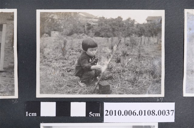 1961年2月曹恕妻兒放鞭炮剪影2 (共2張)