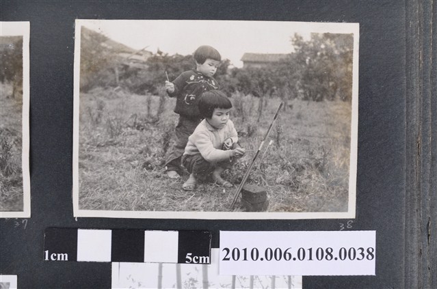 1961年2月曹恕妻兒放鞭炮剪影3 (共2張)