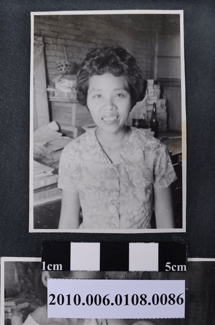 曹恕妻子獨照 (共2張)